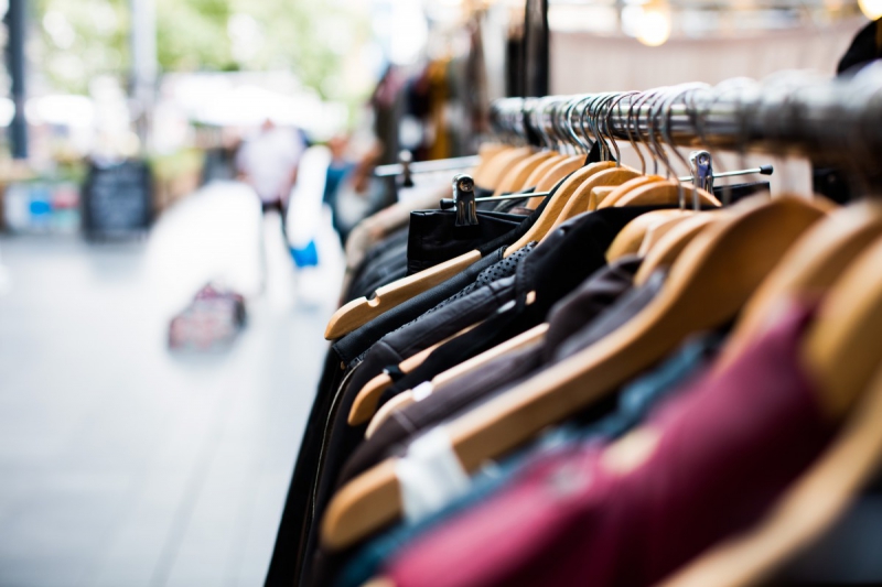 vitrine-LA BRIGUE-min_blur_close_up_focus_hanger_jacket_market_people_rack-1176303