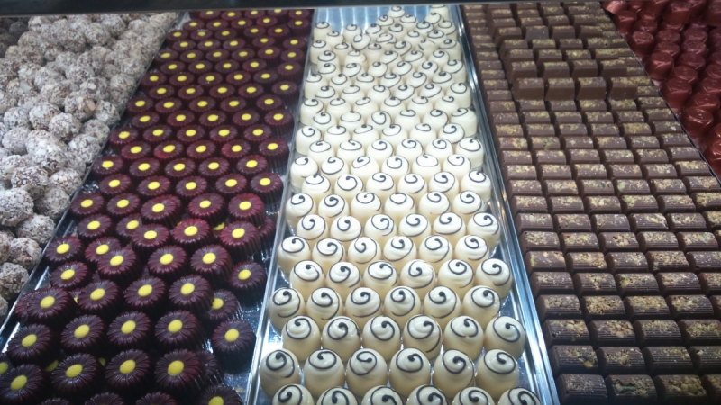 vitrine-LA BRIGUE-min_chocolates_milk_chocolate_white_chocolate_truffles_candy_food_treat_cacao-1213769